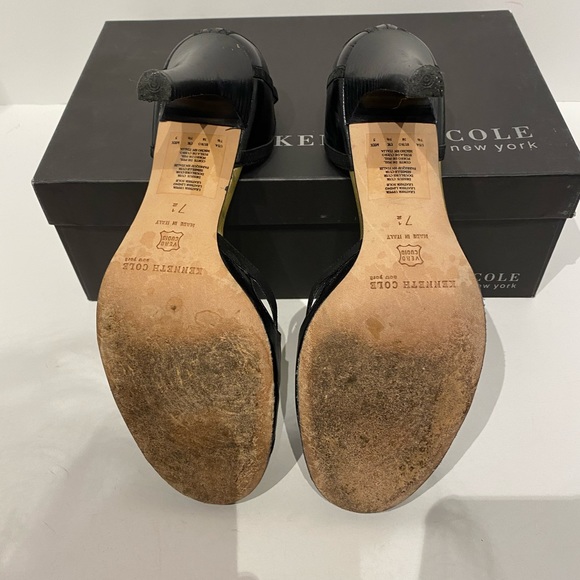 Kenneth Cole cut out pumps - Picture 5 of 5